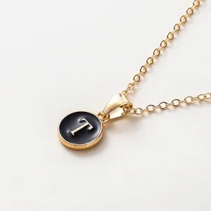 Elegante goldene Halskette mit schwarzem Emaille-Anhänger und dem Buchstaben T
