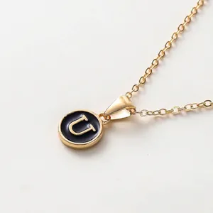 Minimalistische 52cm Goldkette mit einem runden schwarzen Emaille-Anhänger Buchstabe U