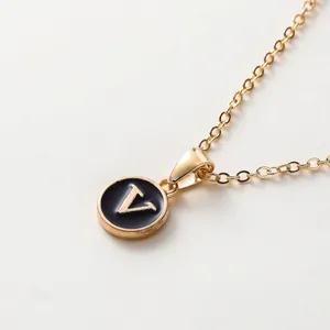 Minimalistische 52cm goldene Kette mit einem schwarzen runden Anhänger und goldenem V