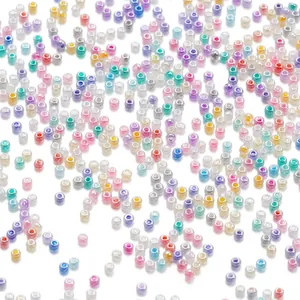 Dettaglio macro di perline di vetro colorate da 2 mm per la creazione di gioielli DIY