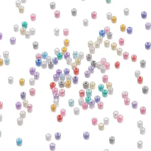 Primo piano di perline di vetro colorate da 2 mm per la creazione di gioielli.