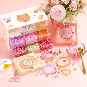 Vue détaillée du kit de fabrication de bracelets DIY avec perles et organisateur