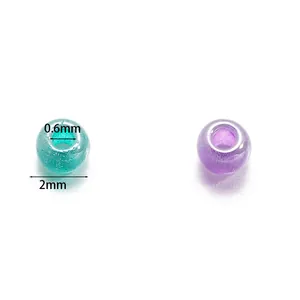 Vista dettagliata delle perle di vetro da 2mm con foro da 0,6mm per gioielli