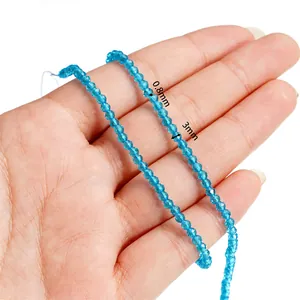 Vista dettagliata di perle di cristallo blu sfaccettate da 3mm con foro da 0,8mm