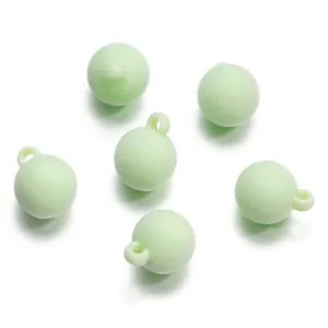 Détail en gros plan montrant la texture douce des perles rondes vert menthe pour le bricolage.