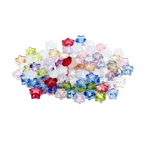 Makroansicht von bunten, durchsichtigen Glassternperlen für Schmuck-DIY-Projekte.