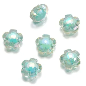 Gros plan de perles en acrylique irisées en forme de fleur à cinq pétales