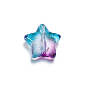 Nahaufnahme einer blau-pinken Sternperle aus Lampwork-Glas für DIY-Schmuckzubehör.