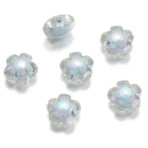 Vue détaillée de perles de fleurs en acrylique irisées pour bijoux et perlage DIY