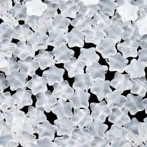 Nahaufnahme von mattierten weißen Stern-Glasperlen für DIY-Schmuckzubehör Handwerk