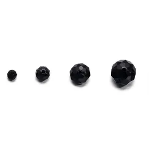 Lot de quatre perles en acrylique noir facetté de différentes tailles pour la création de bijoux