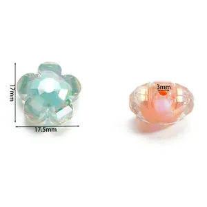 Gros plan montrant les dimensions des perles de fleurs en acrylique pour bijoux DIY