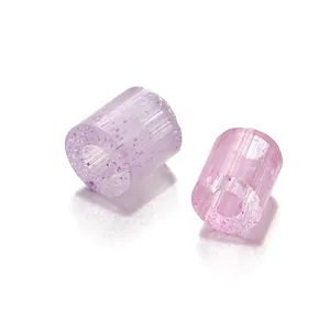 Detailopname van 3mm paarse glazen kralen met zijdetextuur voor DIY-sieraden maken.