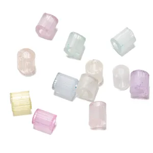 Macrodetail van 3 mm pastelkleurige zijden glazen buiskraaltjes voor DIY-handwerk.