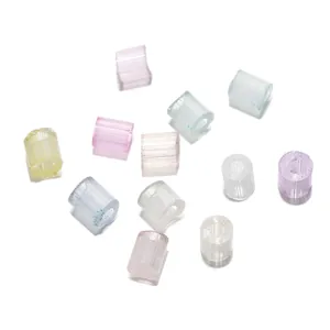 Gedetailleerd overzicht van de zijden textuur van 3 mm gekleurde glaskralen voor DIY-sieraden