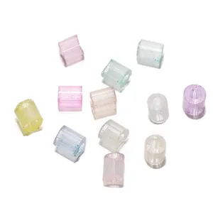 Detailopname van 3 mm zijdeglans pastelkleurige bugelkralen voor het maken van DIY-sieraden