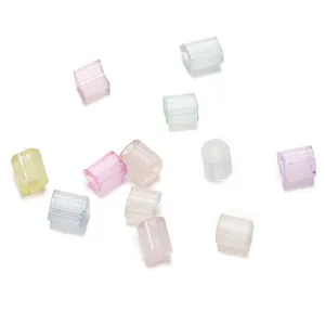 Detailopname van 3 mm pastelkleurige zijden kattenoog buiskralen voor DIY handwerk
