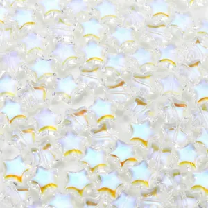 Detaillierte Makroansicht der lichtdurchlässigen goldenen Textur handgefertigter Glasperlen