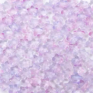 Detailaufnahme von sternförmigen Glasperlen mit rosa-violettem Farbverlauf für DIY