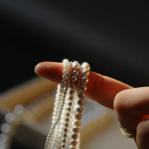 Nahaufnahme von hochglänzenden Muschelperlen in verschiedenen Größen für Schmuck.