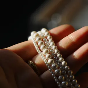 Detaillierte Nahaufnahme hochwertiger weißer runder Muschelperlen in drei Größen für DIY
