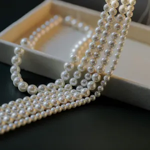 Nahaufnahme hochwertiger weißer Muschelperlen in verschiedenen Größen für feinen Schmuck