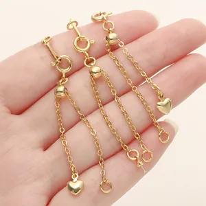 Detailansicht der 18K Gold Verlängerungsketten mit Herzanhängern und Goldperlen.