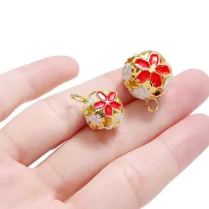 Handgehouden kleurrijke holle bloembellen met rood emaille voor DIY-sieraden maken