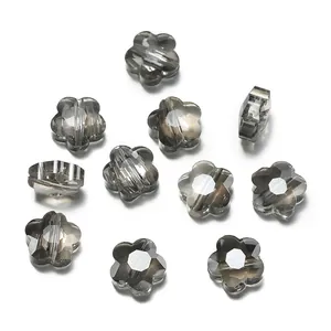 Elegantes cuentas de flores de vidrio cristal gris humo facetado para joyería artesanal.