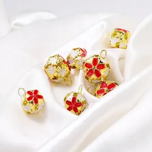 Prachtige gouden holle bloem klokje bedeltjes met rood en wit emaille afwerking