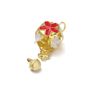 Prachtige gouden opengewerkte bloembel met rode emaille details voor kerstknutsels