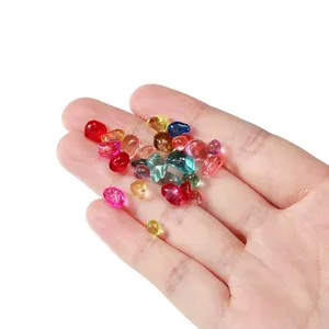 Gros plan de pierres de verre concassées colorées de 3 à 8 mm pour le bricolage et déco