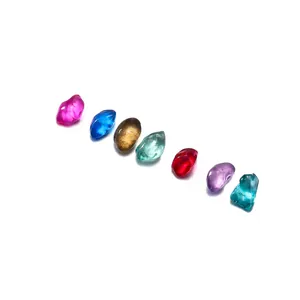 Détail de pierres concassées en verre coloré 3-8mm pour décoration DIY et aquariums.