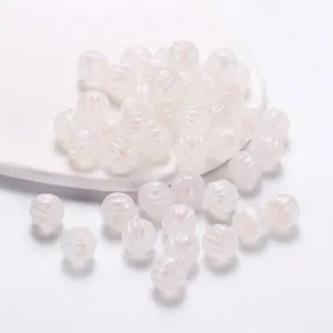 Dettaglio di perle a zucca in acrilico bianco iridescente per gioielli fai da te