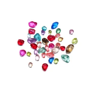 Gros plan de pierres concassées en verre poli coloré de 3-8mm pour les bricolages