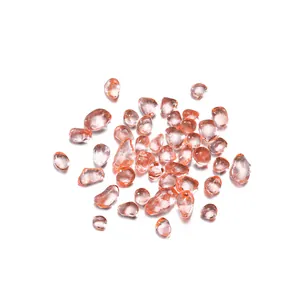 Vue détaillée de pierres de verre concassées translucides rose-orange de 3 à 8 mm