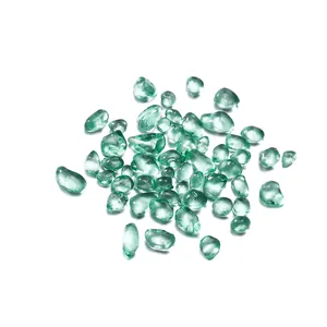 Vue détaillée de pierres en verre coloré vert translucide de 3-8 mm pour décoration DIY