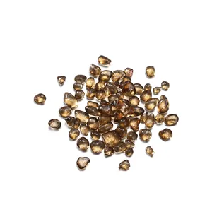 Vue macro de pierres concassées en verre brun fumé de 3 à 8 mm pour le bricolage et l'aquarium
