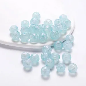 Dettaglio macro di perline a zucca in acrilico iridescente azzurro per accessori gioielli fai da te
