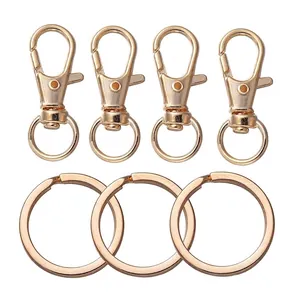 Detailansicht von 4 goldenen Karabinerverschlüssen und 3 flachen Schlüsselringen.