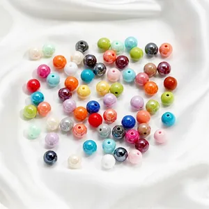 Gros plan détaillé de perles acryliques colorées de 10 mm sur fond satin blanc