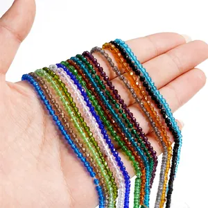 Primo piano di perline di cristallo sfaccettate da 3mm in vari colori per gioielli DIY.