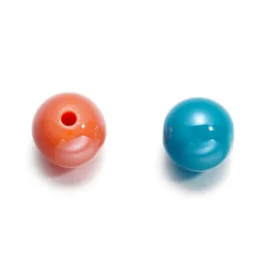 Deux perles en acrylique de 10 mm en corail et bleu sarcelle pour bijoux et DIY.