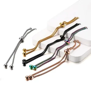 Vista dettagliata di bracciali regolabili in acciaio inox nei colori argento, oro e rainbow.