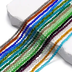 Dettaglio ravvicinato di perline di cristallo sfaccettate da 3mm multicolore per gioielli