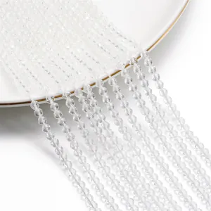 Primo piano di perline di cristallo sfaccettato da 3 mm per gioielli e accessori fai da te.