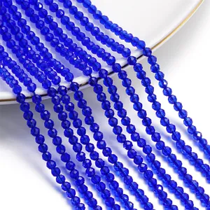 Dettaglio ravvicinato di perle in cristallo sfaccettato blu scuro da 3mm per DIY