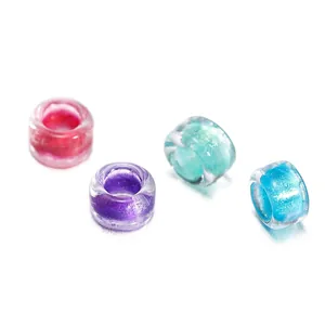 Dettaglio ravvicinato di perline di vetro colorate da 2,5 mm per gioielli fai da te