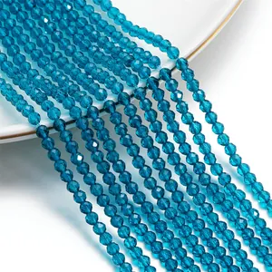 Dettaglio ravvicinato di perle di cristallo sfaccettate da 3mm per gioielli fai-da-te