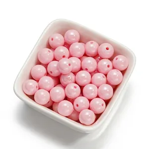 Vue macro détaillée de perles en acrylique rose nacré de 10 mm pour bijoux DIY